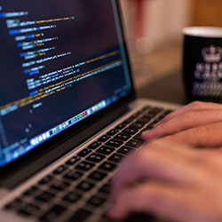 杏吧app下载深度揭秘：性吧有我春暖花开风波背后，主持人在停车场角落的角色离谱令人意外